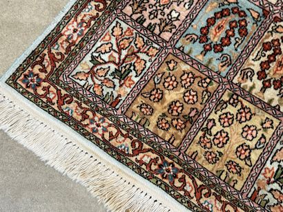 Petit tapis indien en soie à décor de jardins.
100...