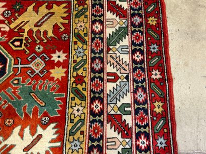 Tapis d'orient en laine nouée main à décor...