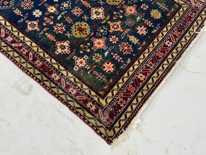 Tapis en laine à points noués à décor de...