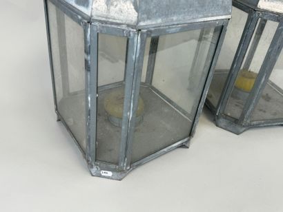 Pair of zinc and glass lanterns.
46 x 26...