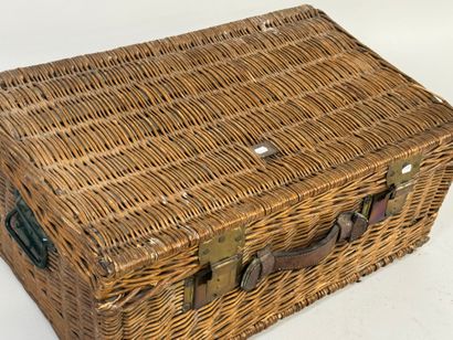 Wicker, metal and leather trunk.
31 x 70...
