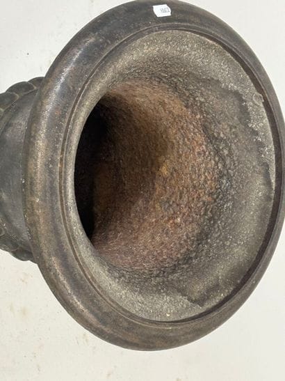 Medici-style cast-iron garden basin.
H. 47...