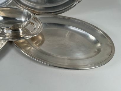 Lot de deux plats de service en métal argenté...