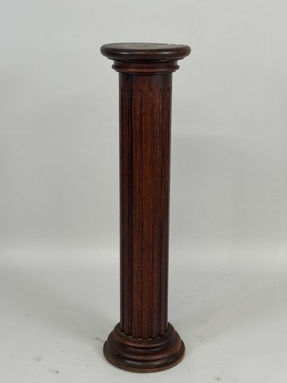 Colonne en bois mouluré, le fut cannelé,...