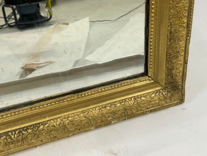 Miroir en bois et stuc redoré à décor de...