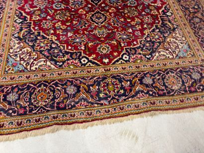 IRAN, XXe.
Important tapis en laine nouée...