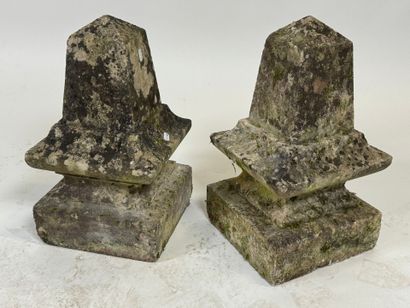 Paire de faitages en pierre sculptée, la...