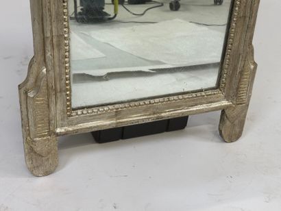 Miroir en bois sculpté et argenté à décor...