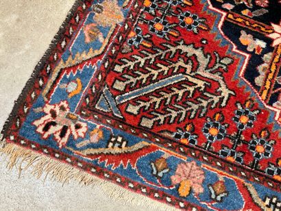Tapis d'orient en laine nouée main à décor...