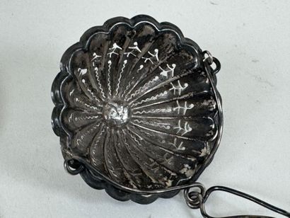 Cuillère et passe-thé en argent, poinçon...