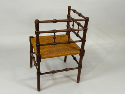 Fauteuil d'angle en bois mouluré, l'assise...