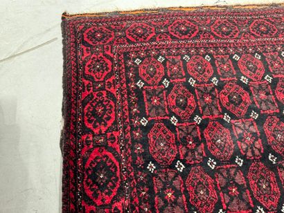 IRAN, XXe.
Tapis en laine nouée main à décor...