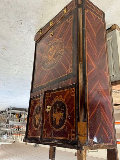 Secrétaire en bois et placage à décor de...