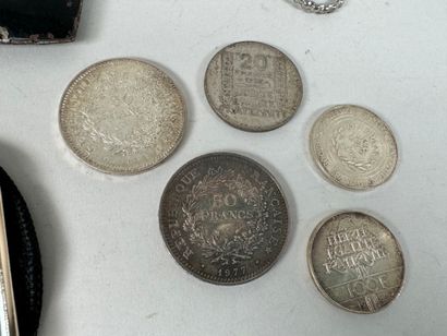 Lot comprenant :
- lot de monnaies en argent...