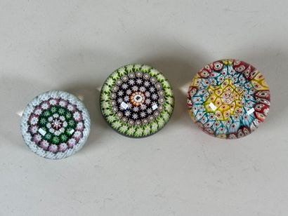 Lot de trois boules sulfure presse-papier...
