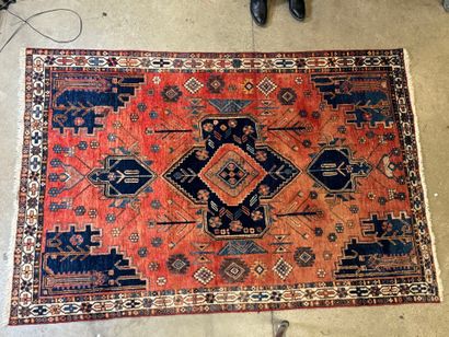 Tapis d'orient en laine nouée main à décor...