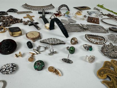 Important lot of brooches, cufflinks, necklaces,...