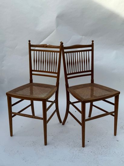 Paire de chaises de chambre en pitchpin.
Vers...