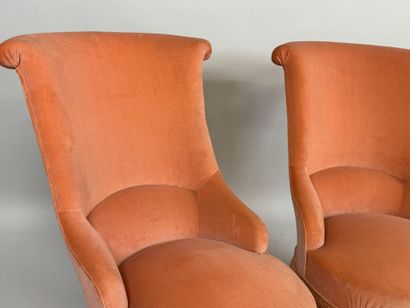 Paire de chauffeuses en bois et velours saumon,...