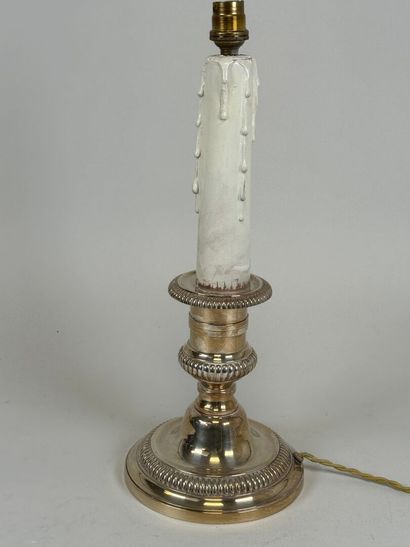 Lampe en métal argenté, la base circulaire...