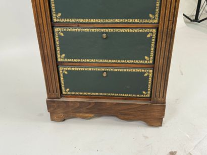 Cartonnier en bois mouluré ouvrant par huit...