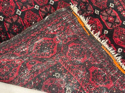 IRAN, XXe.
Tapis en laine nouée main à décor...