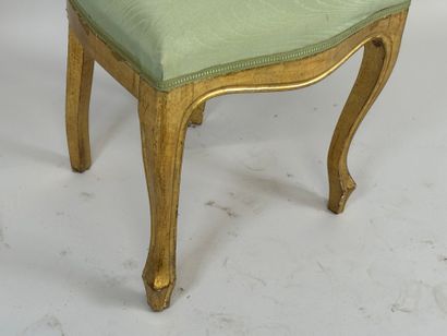 Chaise en bois sculpté et doré.
Style Louis...