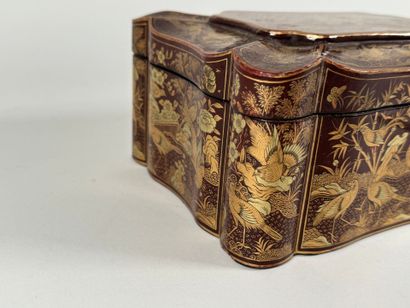 JAPAN, 20th century.
Scrolled lacquer box...