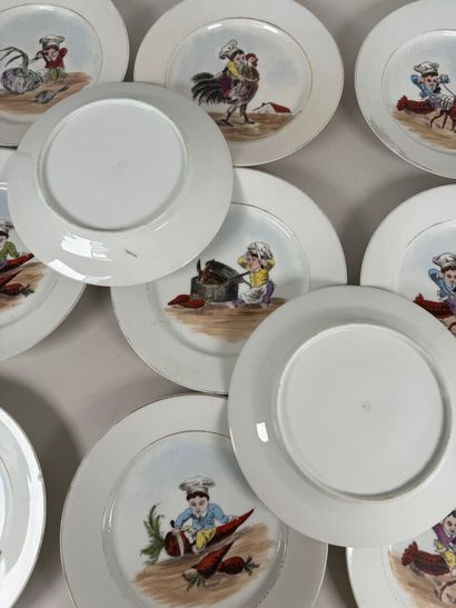 Série de onze assiettes en porcelaine à décor...