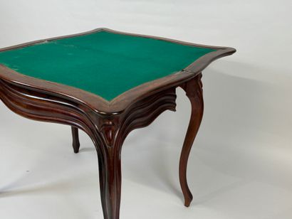 Table à jeux en acajou, l'intérieur en feutrine...