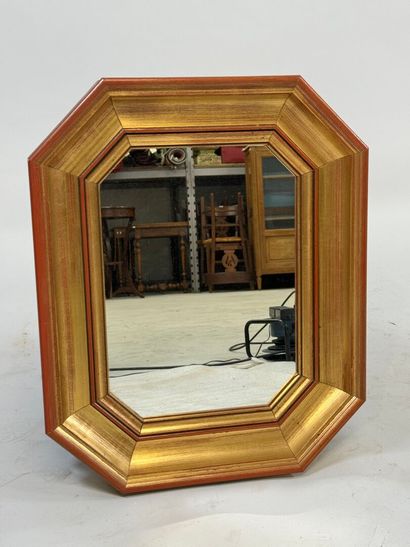 Miroir octogonal en bois doré.
54,5 x 45...