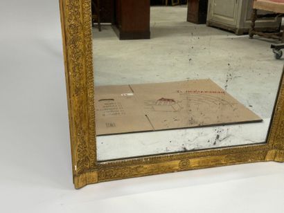 Miroir en bois et stuc doré à décor feuillagé.
97...