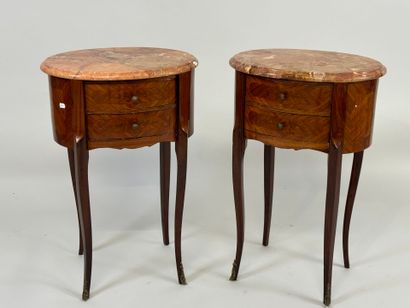 Paire de chevets de forme ovale en bois et...