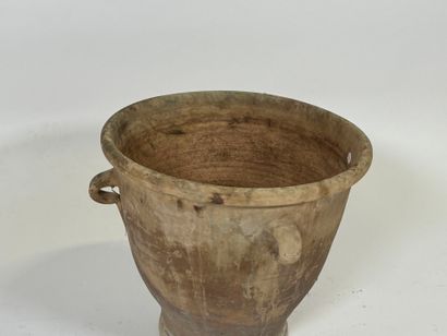Important cache-pot ou jardinière en terre...