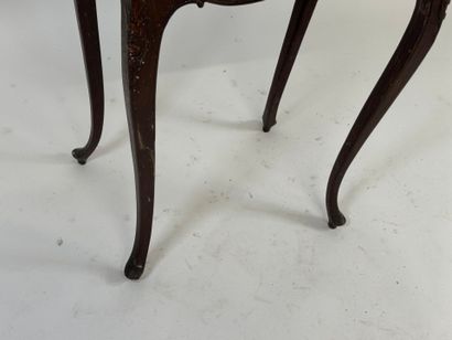 Small carved wood table.
68 x 50 x 35 cm.
(cracks,...