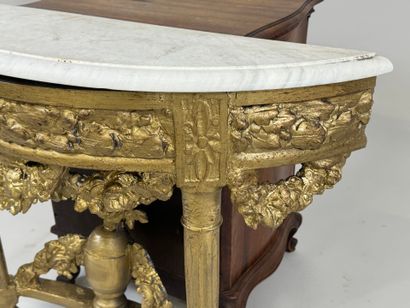 Console basse demi-lune en bois redoré mouluré...