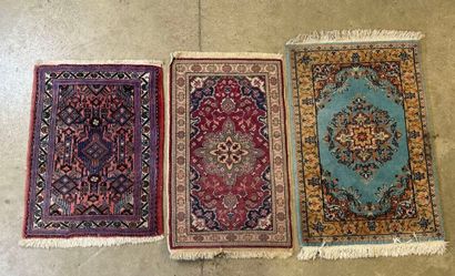 Lot de 3 petits tapis d'orient en laine nouée...