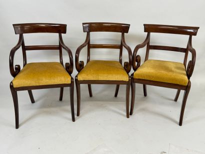 Trois fauteuils en acajou mouluré, les accotoirs...