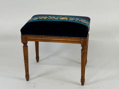 Moulded wood footrest, flowery velvet upholstery.
Louis...