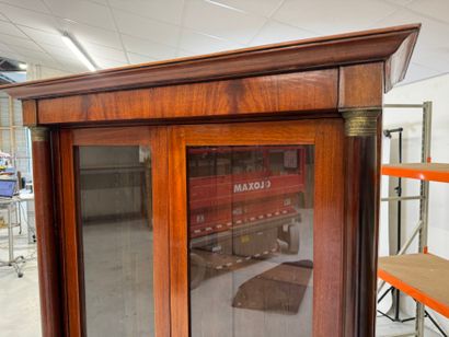 Bibliothèque en acajou ouvrant par deux portes...