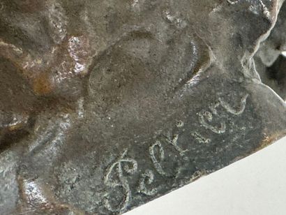 PELTIER (XXe).
Buste d'enfant.
Sujet en bronze...