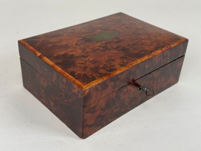 Boîte à ouvrage en loupe à décor d'un cartouche...