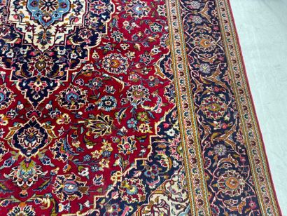 IRAN, XXe.
Important tapis en laine nouée...
