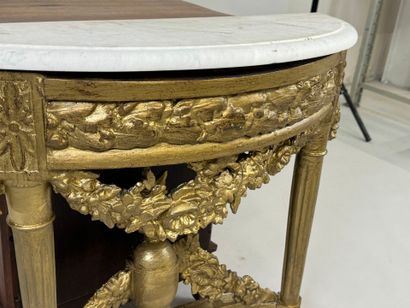 Console basse demi-lune en bois redoré mouluré...