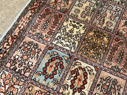 Petit tapis indien en soie à décor de jardins.
100...