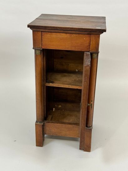 Petit chevet en bois à demi-colonnes détachées,...
