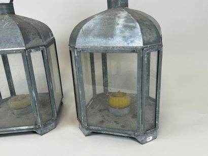 Pair of zinc and glass lanterns.
46 x 26...