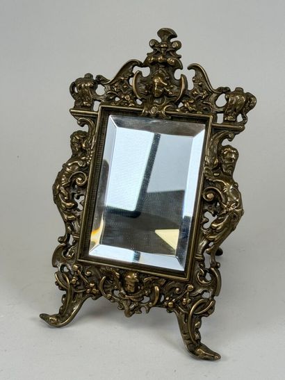 Petit miroir en bronze à chevalet, à décor...