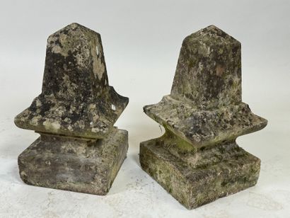 Paire de faitages en pierre sculptée, la...