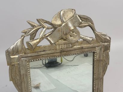 Miroir en bois sculpté et argenté à décor...